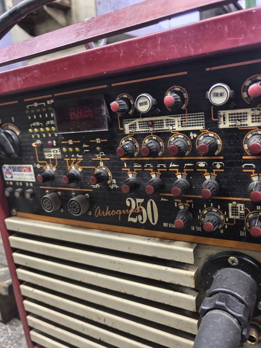 Продавам италиански заваръчен апарат AC DC