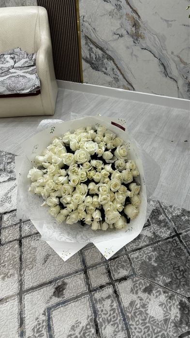 Красивый букет из 101 белой розы