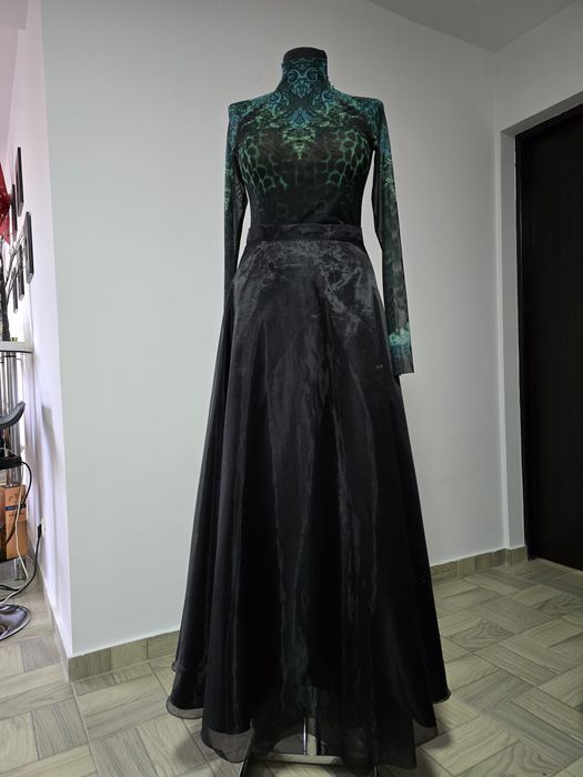 Fusta ampla lunga din tull, model superb, prezintă captuseala