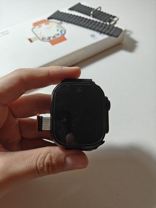 Часы с камерой на 180°.