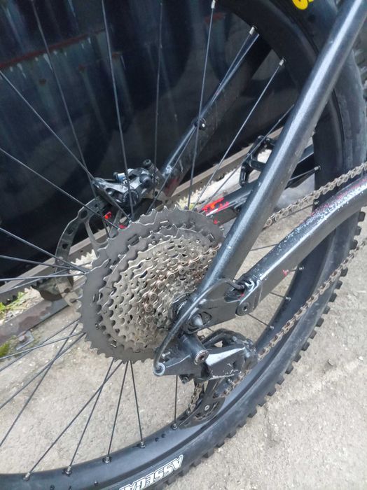 Добре поддържано електрическо колело, подобрено части, готово за каране