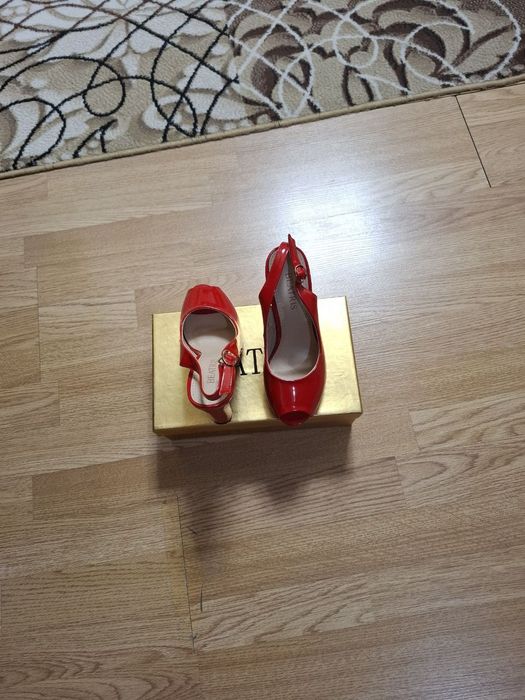 Продам женские туфли