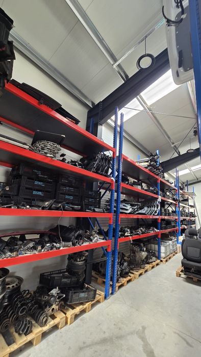 Vand hale si birouri 950 mp utili