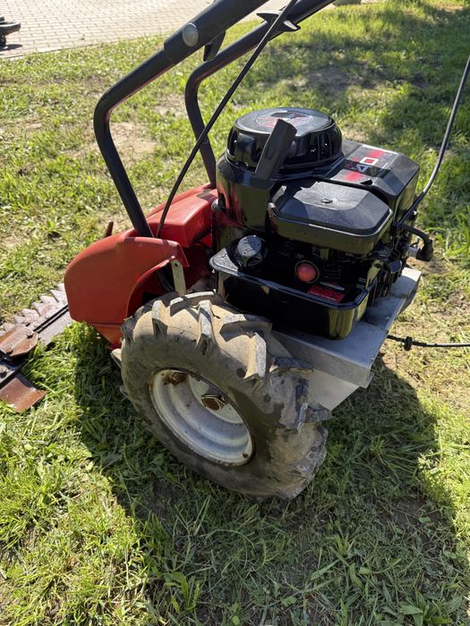 Motocultor taiat iarba pe benzina