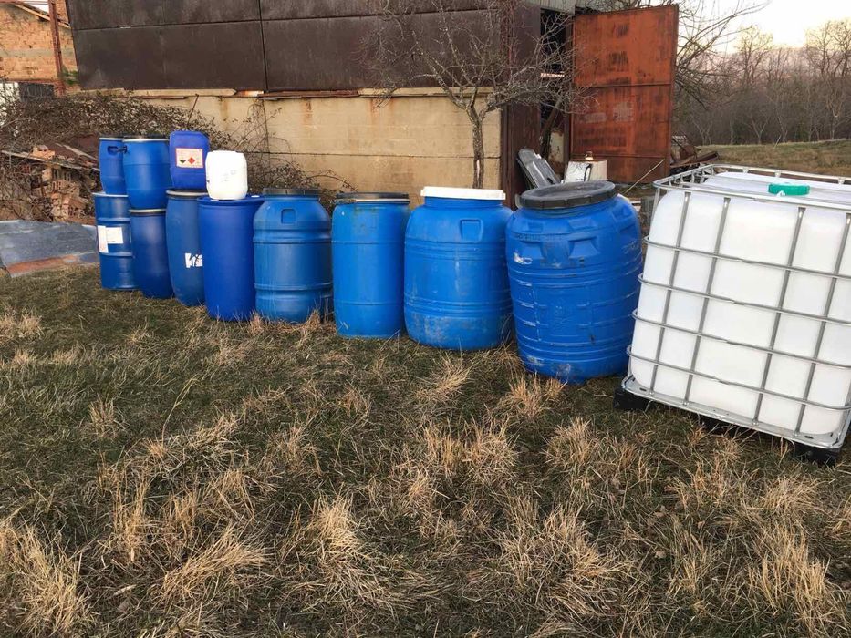 Продавам на едро и дребно пластмасови цистерни и бидони.