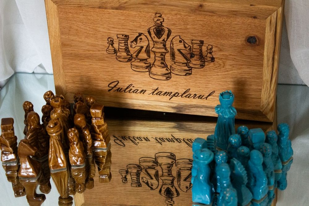 Tabla de sah cu piese din ceramica