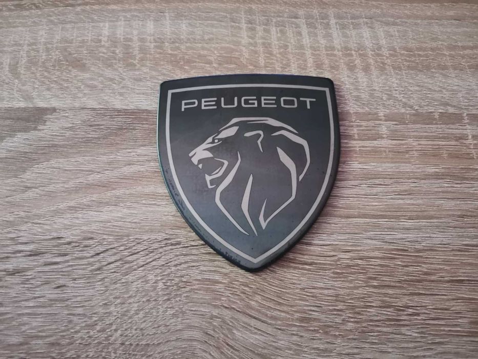 черна метална емблема Peugeot с новото лого