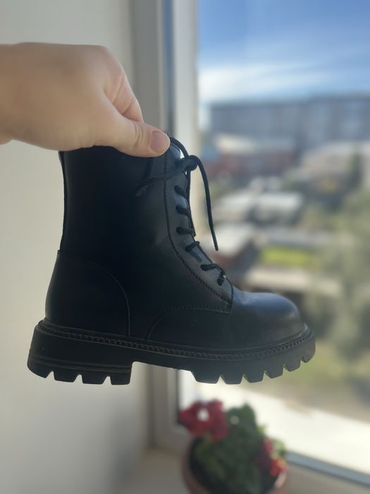 Продам осенние ботинки на девочку