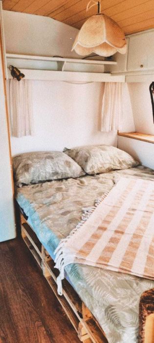 Стационарна каравана с голяма веранда на Градина