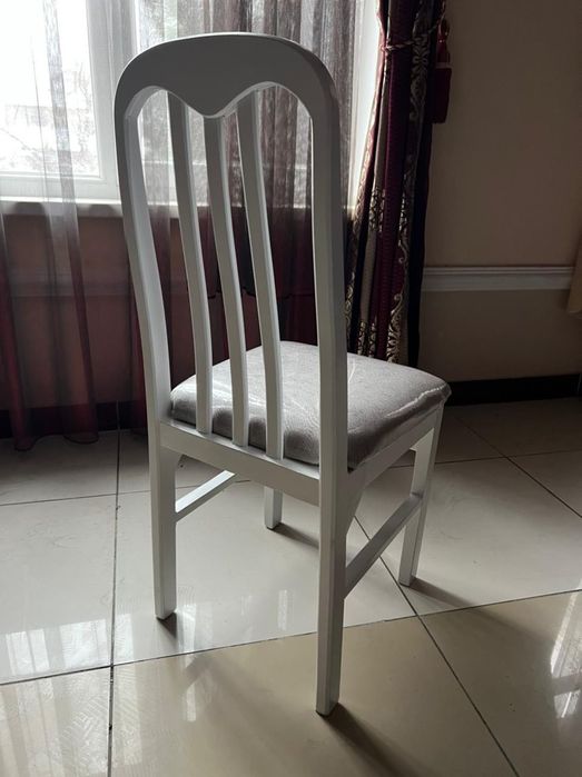 Стулья белые для кафе