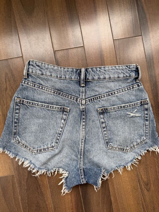 Pantaloni scurți blugi Zara – ca noi, purtați o singură dată