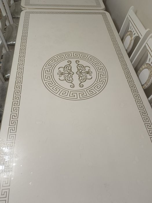 Гостиный стол и стулья