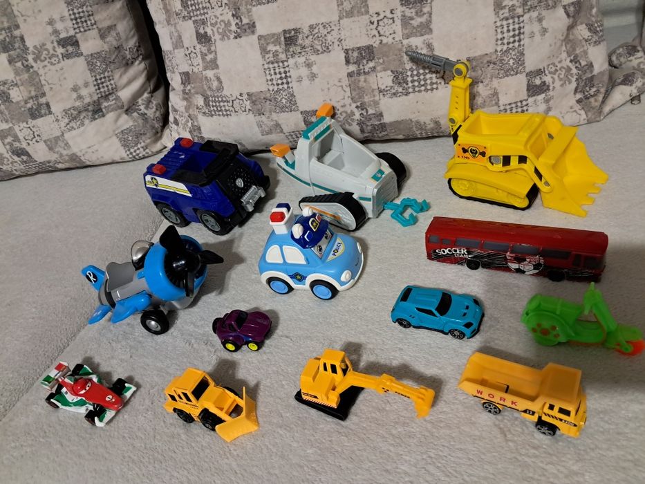 Lot mașinuțe jucărie diferite dimensiuni, din metal și plastic