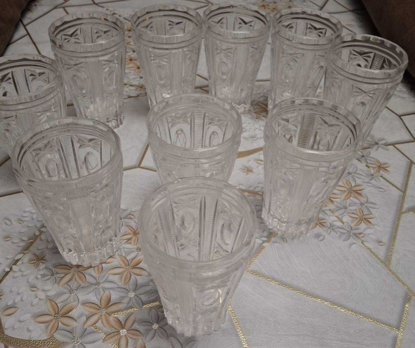 Хрустальные рюмки двух видов