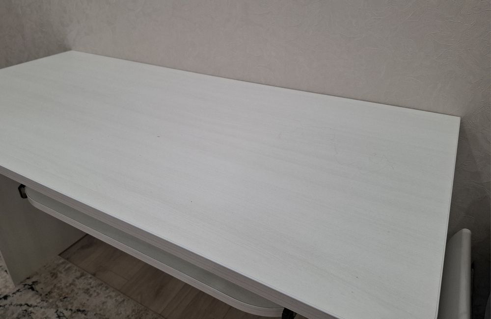 Продам  стол выдвижным ящиком для компа