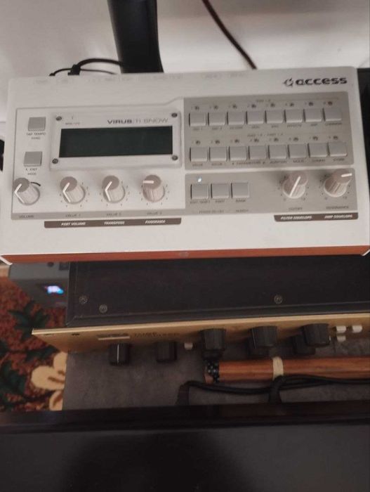 Синтезатор Virus TI Snow