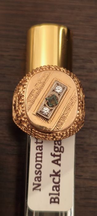 Перстень золотой с драгоценными камнями.
