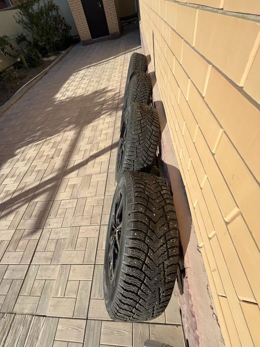 Комплект зимних резин с дисками 235/65/17