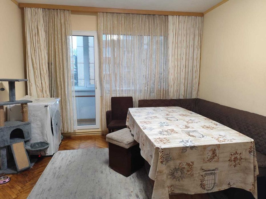 Apartament 3 camere, etaj 2/4, însorit, situat în Astra aproape de piață înconjurat de spații verzi