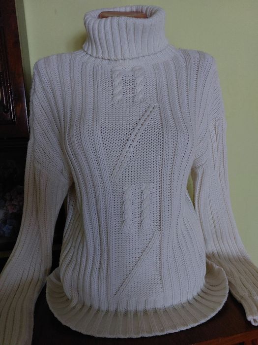 Pulover clasic de iarna , calduros, cu torsade si guler pe gat