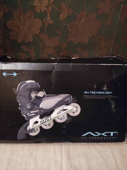 Продаются роликовые коньки.