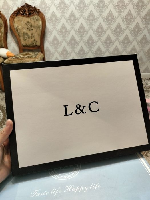 В подарочной коробке шарфик