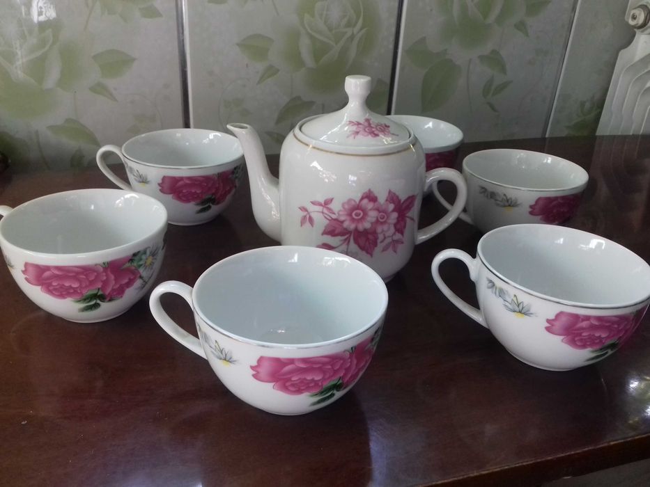Фарфоровые чайник и 6 чашек без блюдцев времен СССР