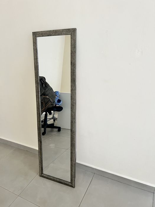 Тоалетка с кожен стол, два рафта и едно огледало