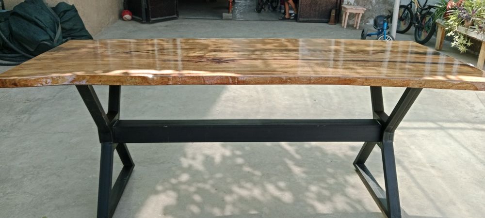 Стол из цельного массива дерева