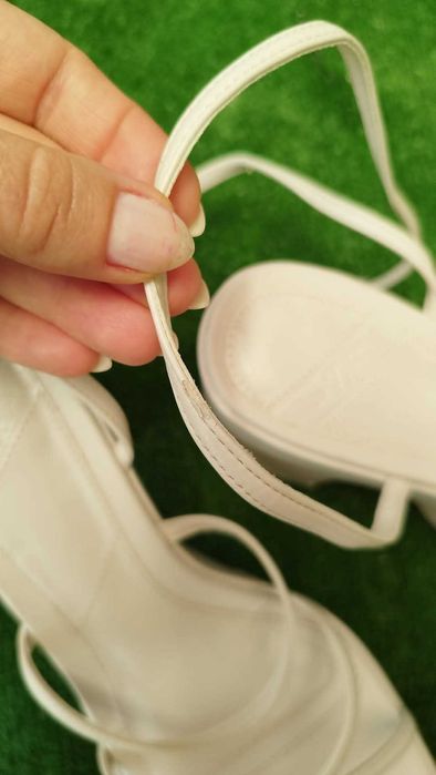 Сандали ZARA Нови с малка забележка