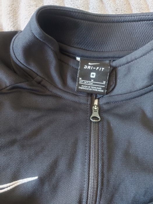 Продавам детски екип.