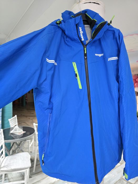 Vând geacă ski urgent.