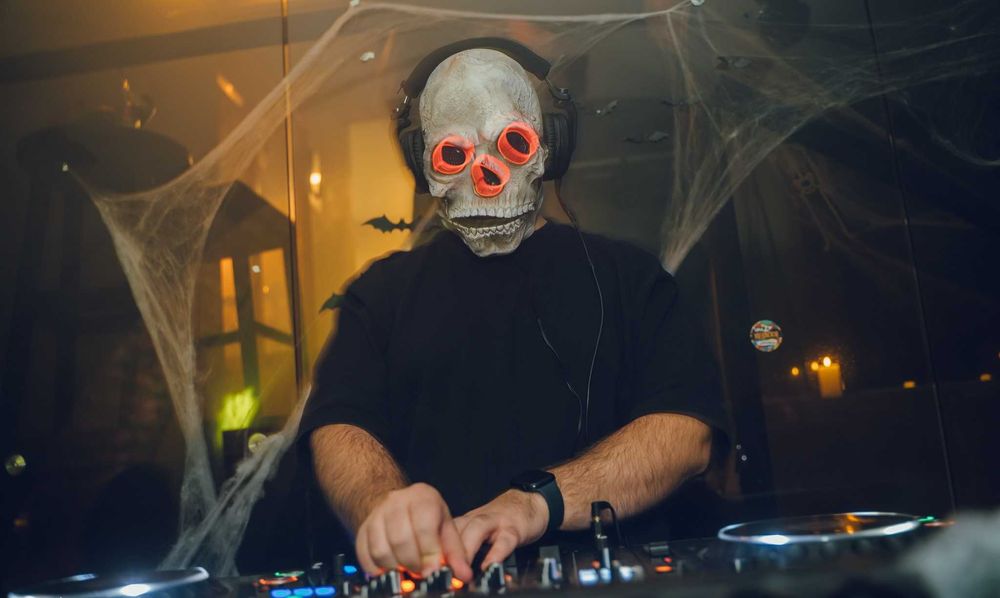 Mască craniu Halloween din latex cu maxilar mobil și iluminata LED