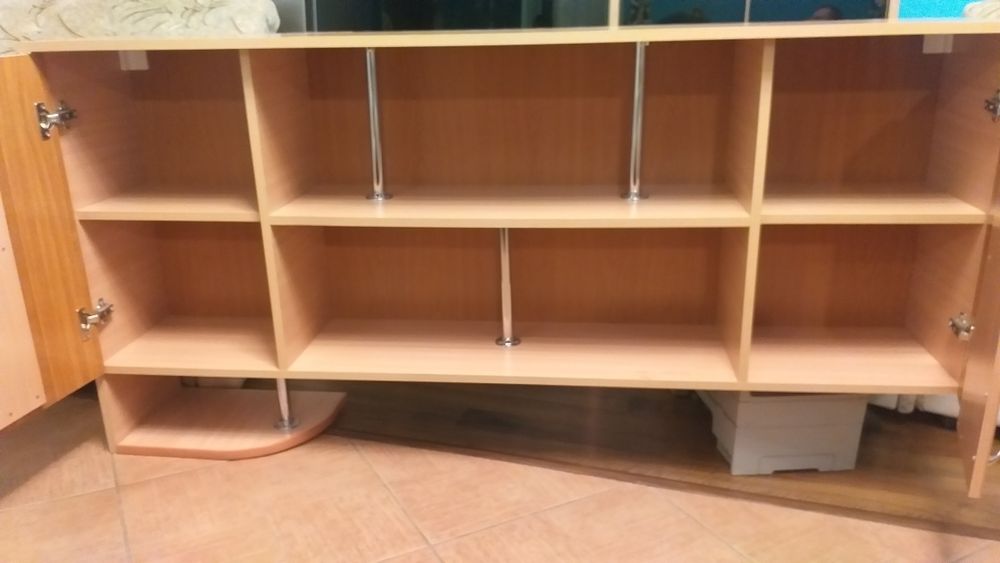 Corp suspendat bibliotecă