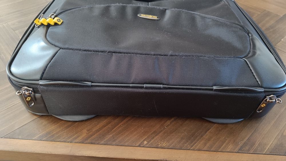Луксозна бизнес чанта Samsonite за лаптоп 15''
Отлично със