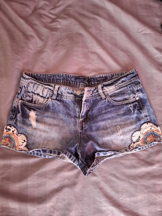 Къси панталонки с ефект шарка