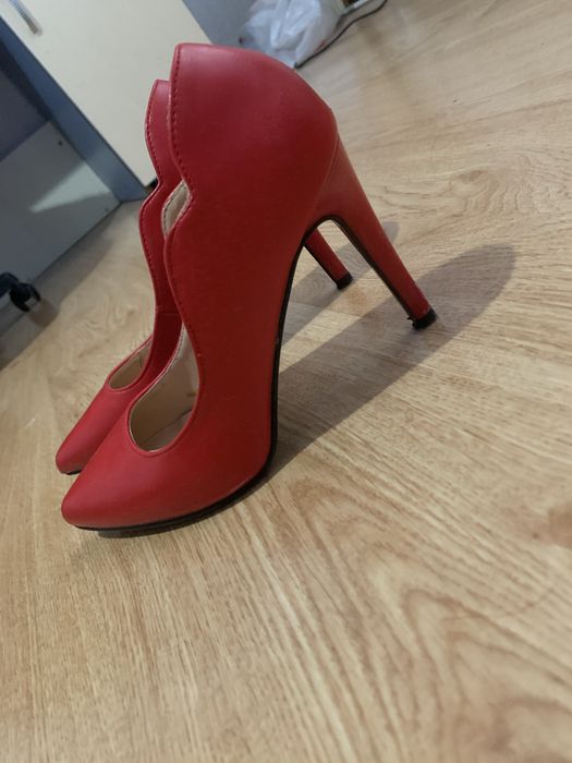 Червени дамски токчета