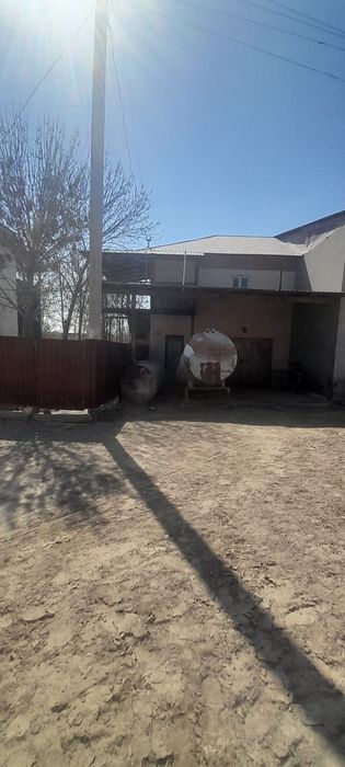 Uy satiladi. Kelisimli