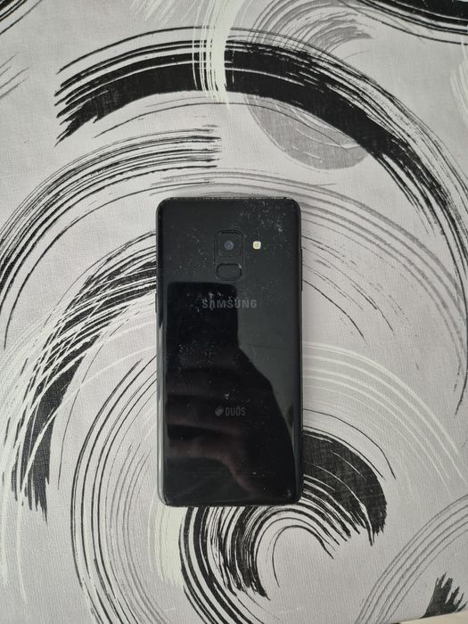 Vând 3 tefoane 2 samsung și un iPhone