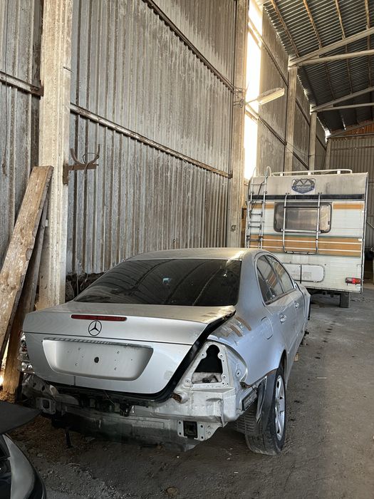 Mercedes e220 с удар всичко налично