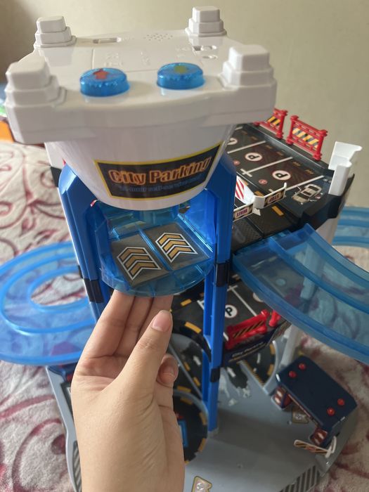Игрушка парковка