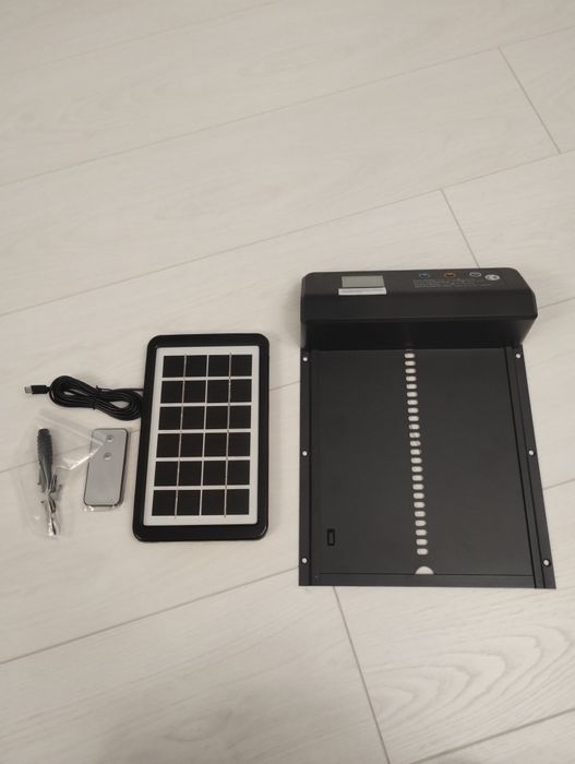 Продавам два броя вратички за птици