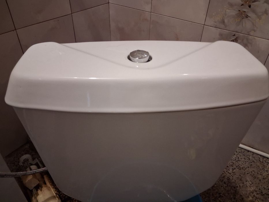 Тоалетно казанче порцеланово