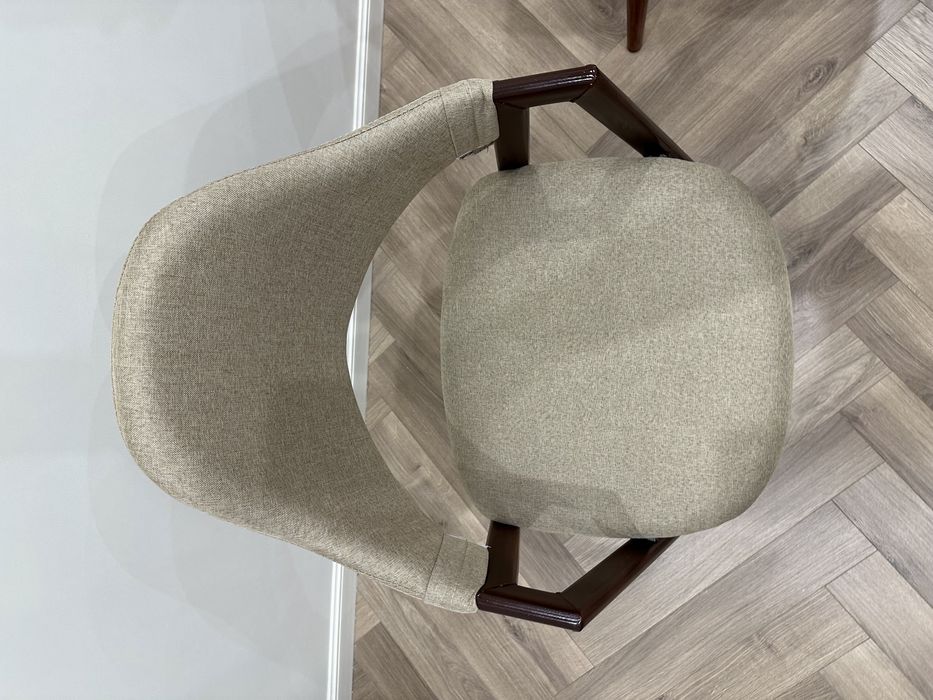 Стол и стулья кухонные