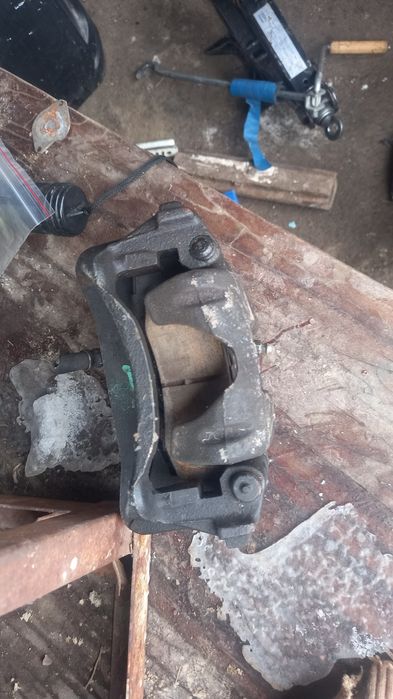 Продам Тойота Прадо тормозной суппорт