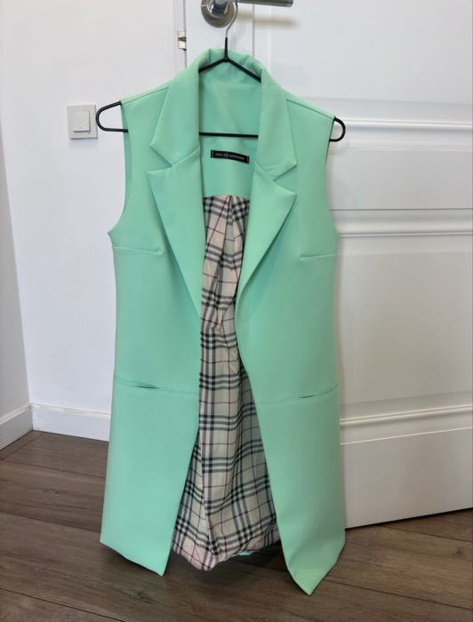 Жилет, очень красивый цвет