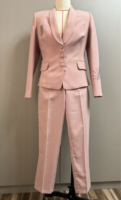 Женский брючный костюм