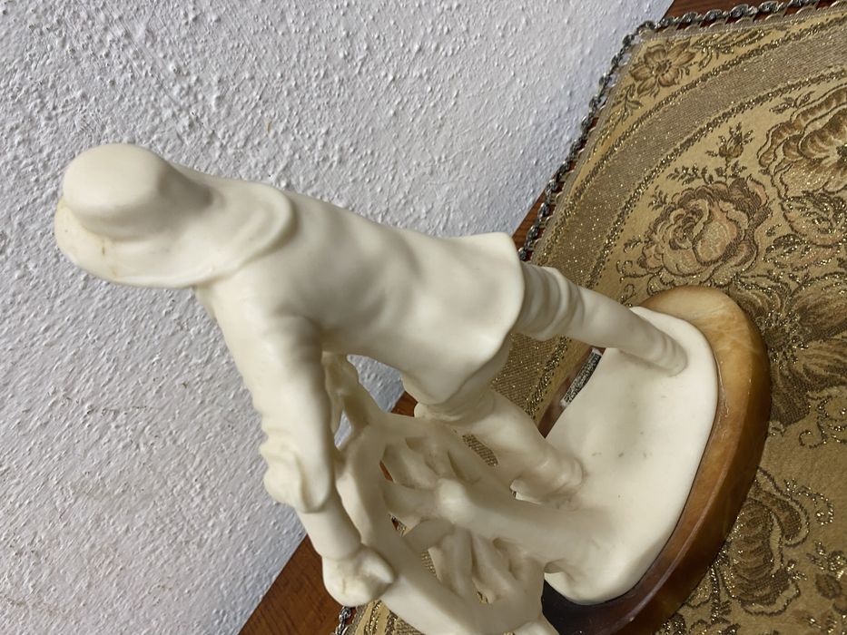 Стара италианска фигура от алабастър