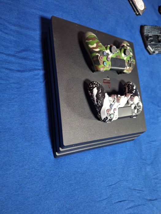 Ps 4 pro cu 2 manete DEFECT pentru piese