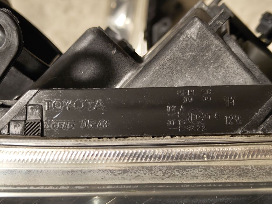 Фарове Toyota Avensis 2 T25 2003-2009г